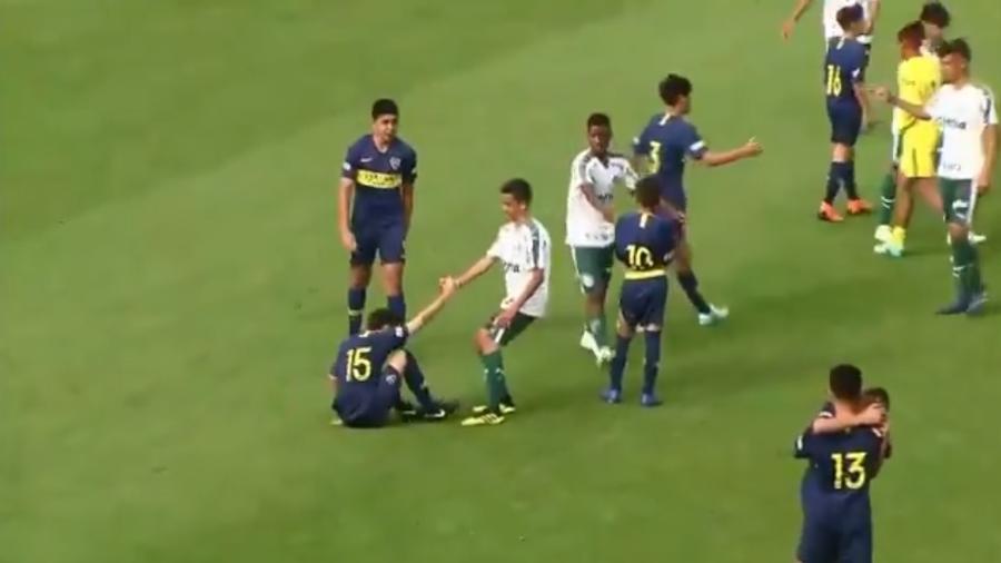 Jogadores do Palmeiras cumprimentam atletas do Boca após título sub-14 no Japão - Reprodução