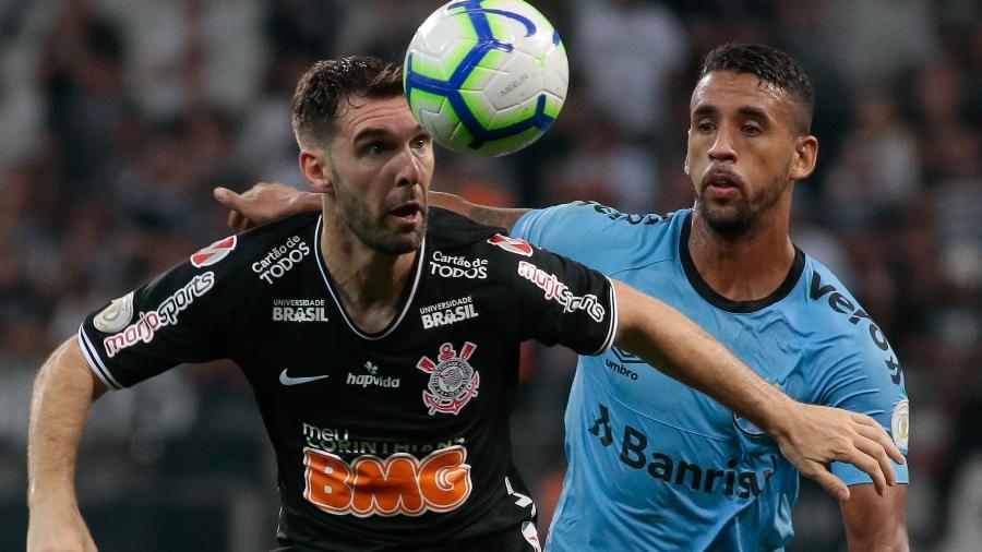 Mauro Boselli controla a bola na partida Corinthians x Grêmio pelo Campeonato Brasileiro 2019 - Marcello Zambrana/AGIF