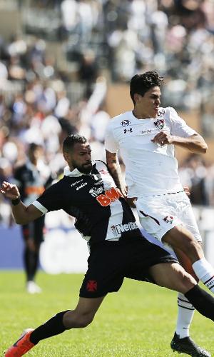 Pedro disputa bola com Leandro Castán, durante jogo entre Vasco e Fluminense