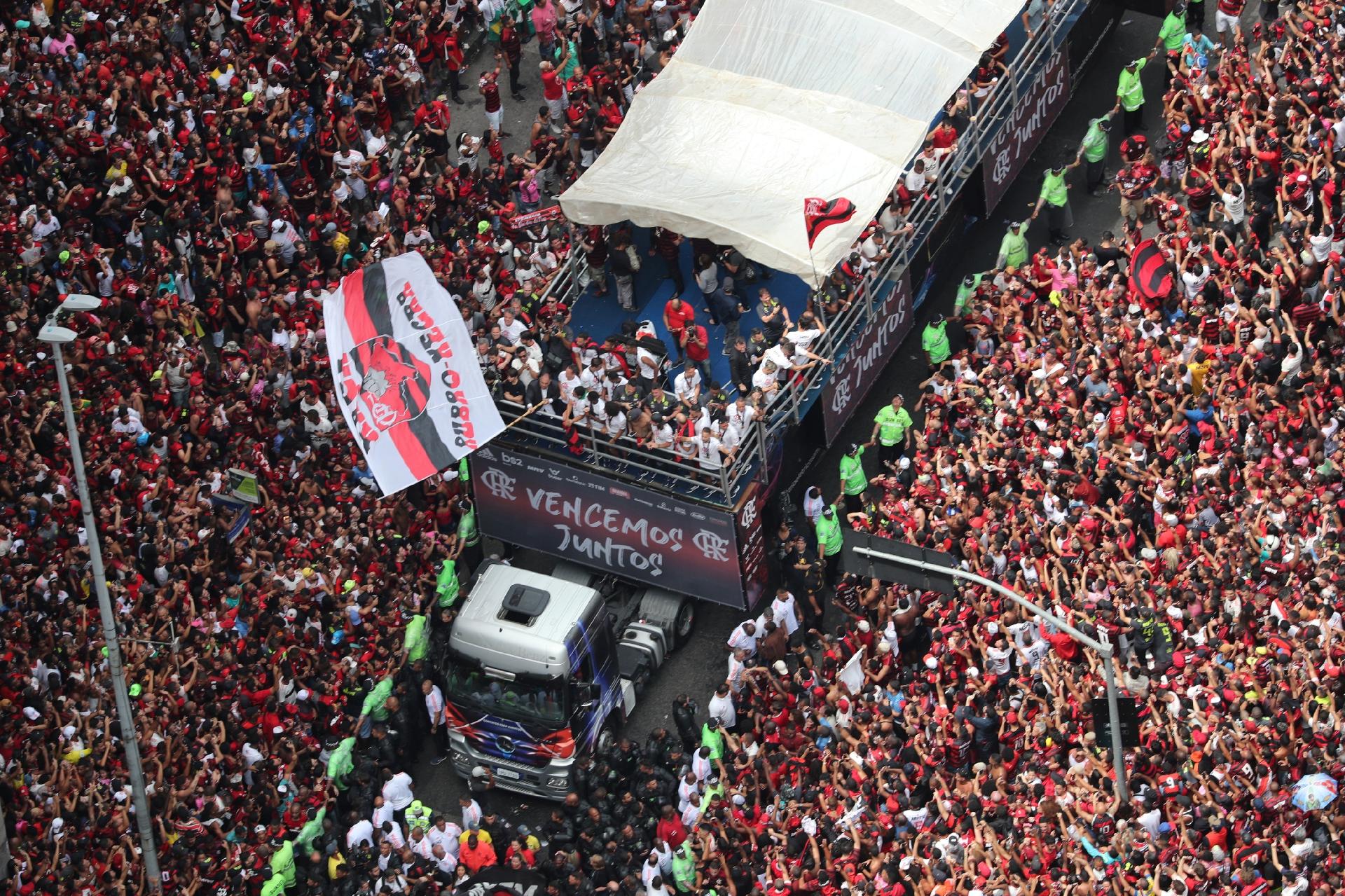 Sem jogar, Flamengo é campeão brasileiro 23 horas após vencer ...