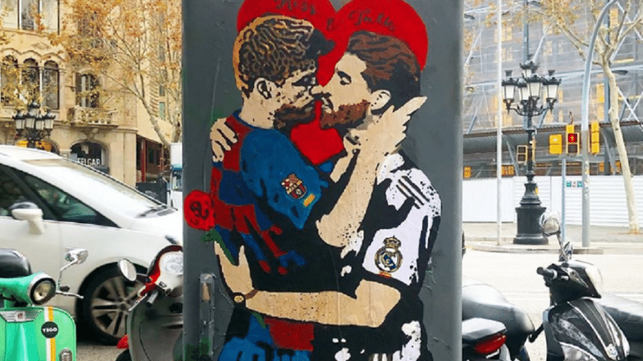Grafite de beijo entre Gerard Piqué e Sergio Ramos pede o diálogo entre a Catalunha e a Espanha - Reprodução/Instagram