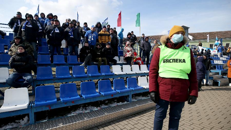 Torcedores assistem à partida do Slutsk; Liga de Belarus foi a única que não parou pela pandemia do coronavírus - Natalia Fedosenko/TASS via Getty Images