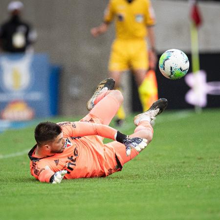 Tiago Volpi faz defesa em pênalti cobrado por Pedro no duelo entre Flamengo e São Paulo - Jorge Rodrigues/AGIF