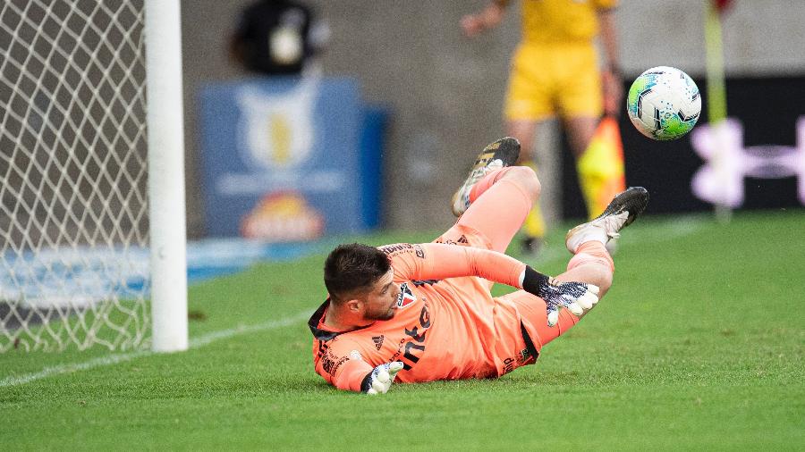 Tiago Volpi faz defesa em pênalti cobrado por Pedro no duelo entre Flamengo e São Paulo - Jorge Rodrigues/AGIF