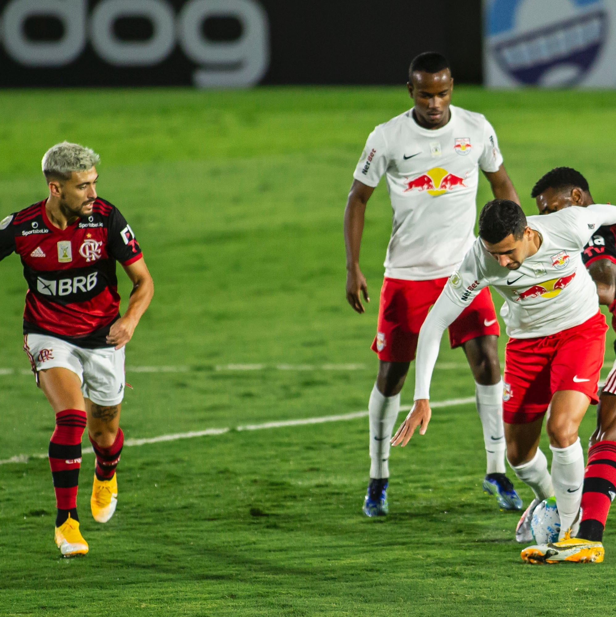 Flamengo é goleado pelo Red Bull Bragantino e cai para o quarto lugar no  Brasileirão