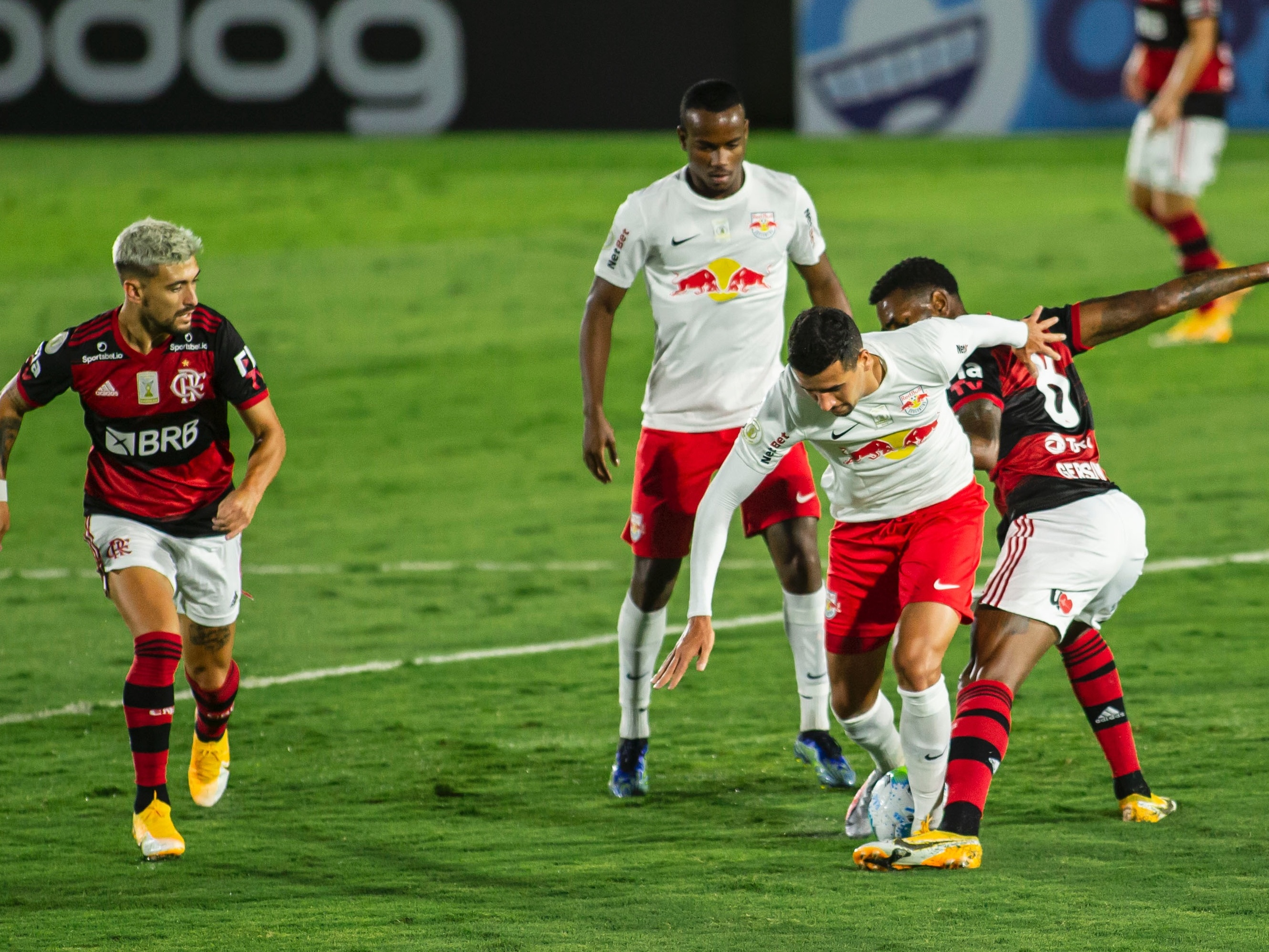 Flamengo é goleado pelo Red Bull Bragantino e cai para o quarto