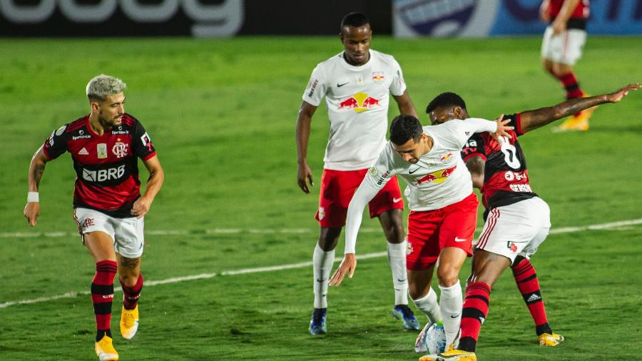 Jogadores de Flamengo e Red Bull Bragantino disputam bola em jogo da Série A - Diogo Reis/Diogo Reis/AGIF