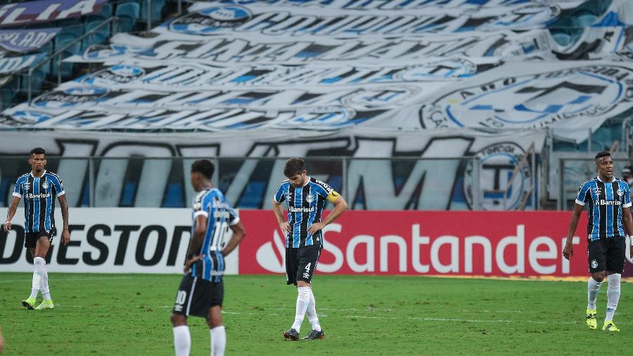 Jogadores do Grêmio lamentam durante a derrota para o Independiente del Valle pela Libertadores - Fernando Alves/AGIF