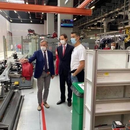 Cristiano Ronaldo com John Elkann e Agnelli em fábrica da Ferrari - Reprodução