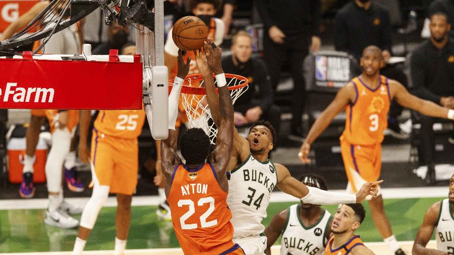 Giannis Antetokounmpo (34), do Milwaukee Bucks, dá um toco em Deandre Ayton (22), do Phoenix Suns, no final do jogo 4 das Finais da NBA - Jeff Hanisch-USA TODAY Sport
