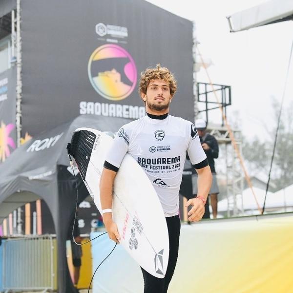 João Chumbinho se classificou para o Circuito Mundial de Surfe