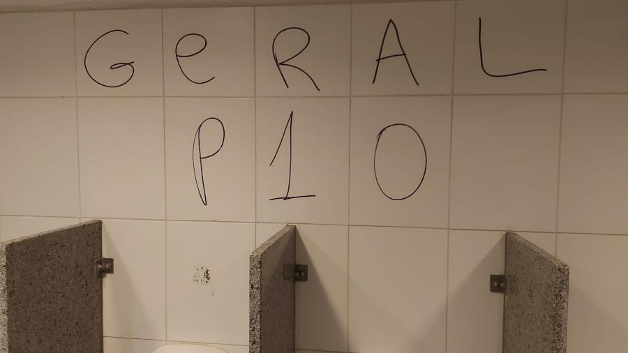 Pichação em banheiro do Beira-Rio com nome de organizada do Grêmio - Reprodução