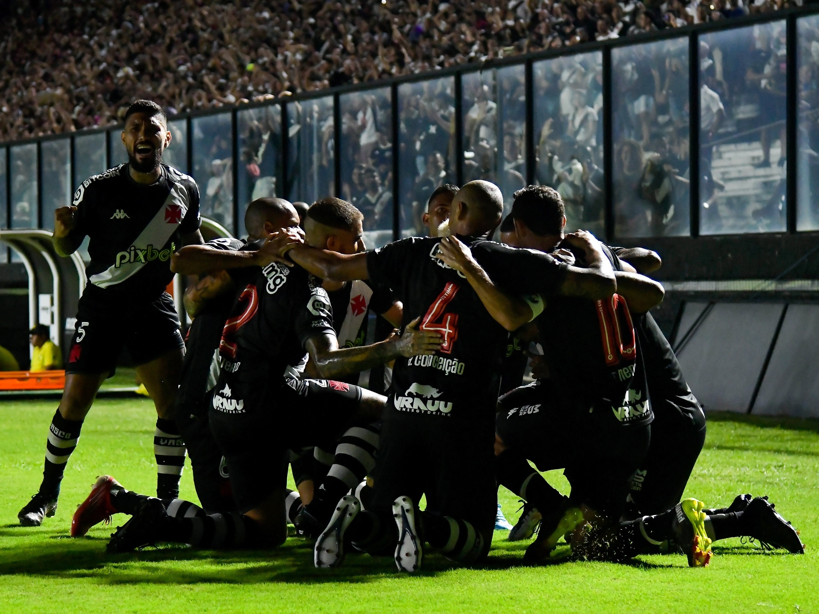 Vasco supera Ponte Preta, vence 1ª na Série B e põe fim a jejum