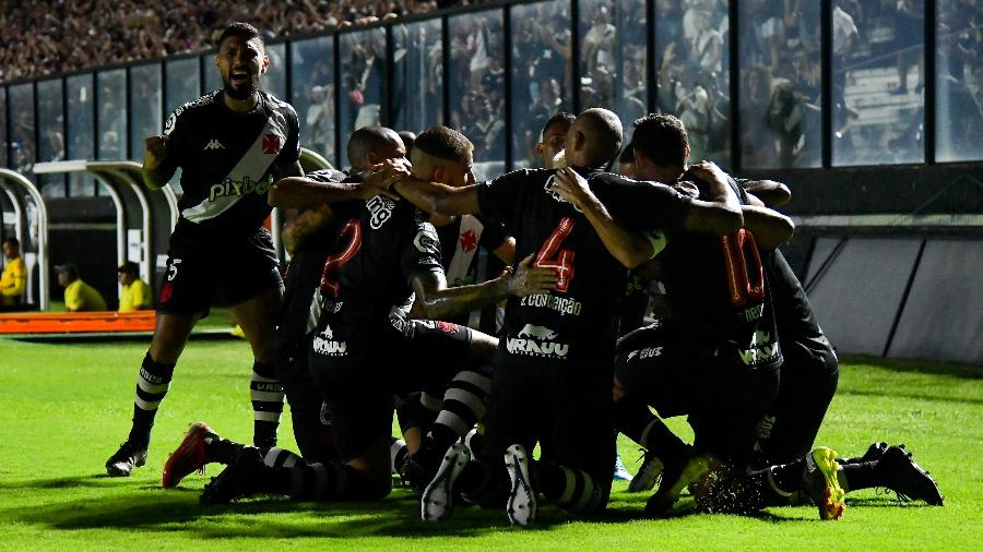 Raniel jogador do Vasco comemora seu gol com jogadores do seu time durante partida contra o Vila Nova-GO no estádio São Januário pelo campeonato Brasileiro B 2022 - Thiago Ribeiro/AGIF