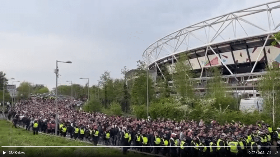 Torcida do Eintracht Frankfurt chegando no Estádio Olímpico de Londres - Reprodução Web: // Twitter Eintracht Frankfurt