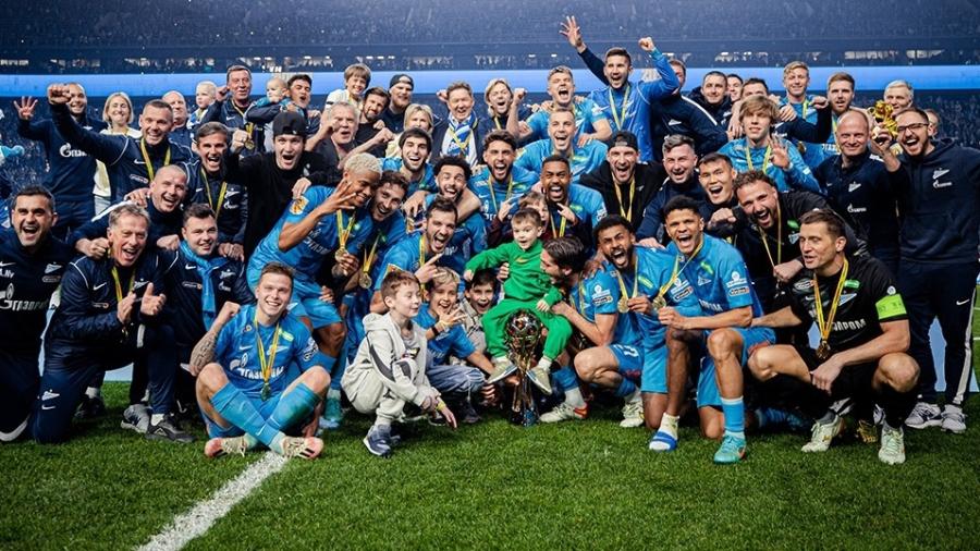 Elenco do Zenit recheado de brasileiros comemora o título russo de 2021-22 - Reprodução/Twitter/FC Zenit