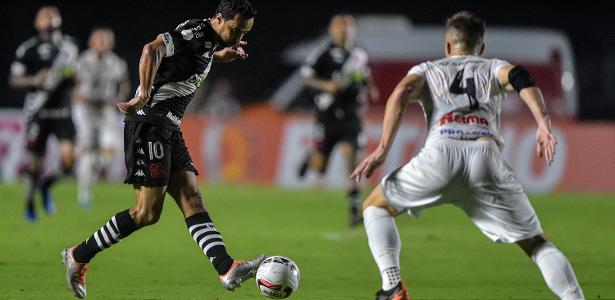 Ex-técnico do Vasco avança no árbitro e precisa ser contido; assista