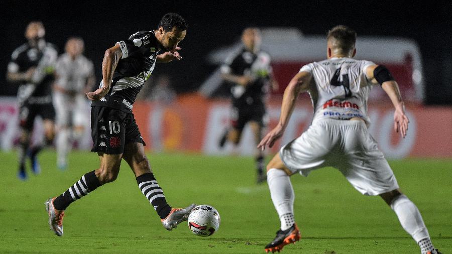 Nenê com a bola durante Vasco x Operário, pela Série B do Brasileirão - Thiago Ribeiro/AGIF