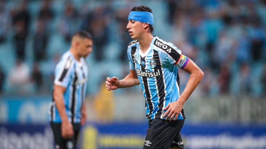 Geromel deu sacode em Bitello, no primeiro tempo do jogo com o Londrina, na Arena do Grêmio - Lucas Uebel/Grêmio FBPA