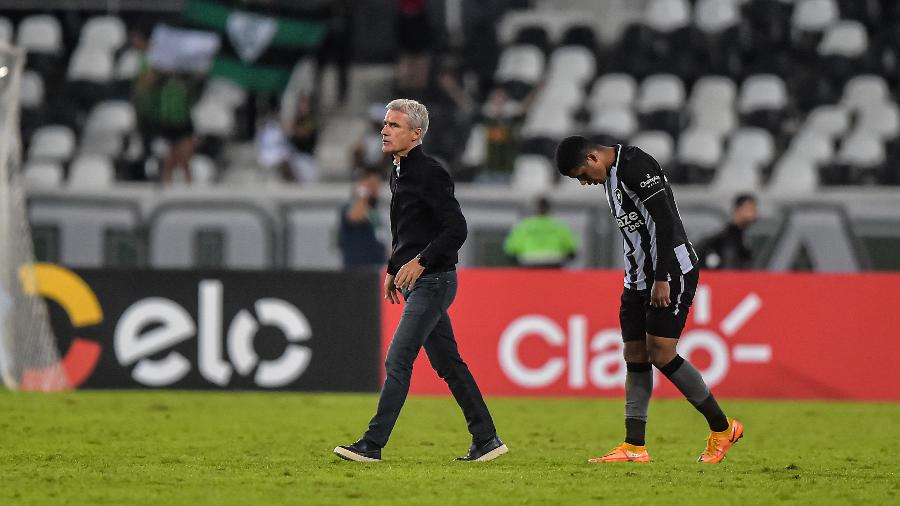 Luís Castro, técnico do Botafogo, após o duelo com o América-MG, no Nilton Santos, pela Copa do Brasil - Thiago Ribeiro/AGIF