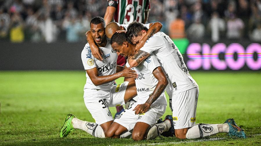 Luiz Felipe, do Santos, comemora após marcar gol contra o Fluminense pelo Campeonato Brasileiro  - ALEXANDRE NETO/PHOTOPRESS/ESTADÃO CONTEÚDO