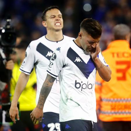 Jogadores do Velez lamentam goleada sofrida para o Flamengo em jogo da Libertadores - Marcos Brindicci/Getty Images