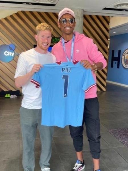 Alison dos Santos, conhecido como Piu, recebe camisa do meia Kevin De Bruyne - Reprodução/Instagram