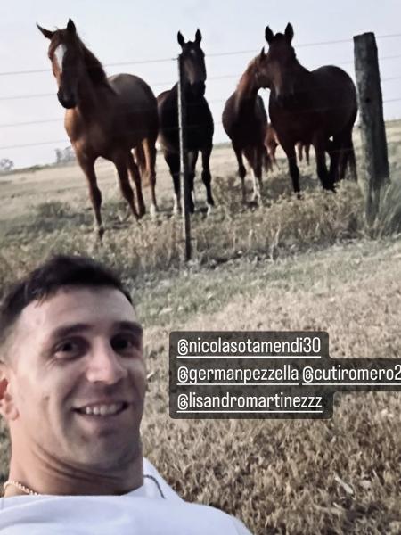 Emiliano Martínez fez uma selfie brincando com quarteto de zagueiros da Argentina - Reprodução/Instagram