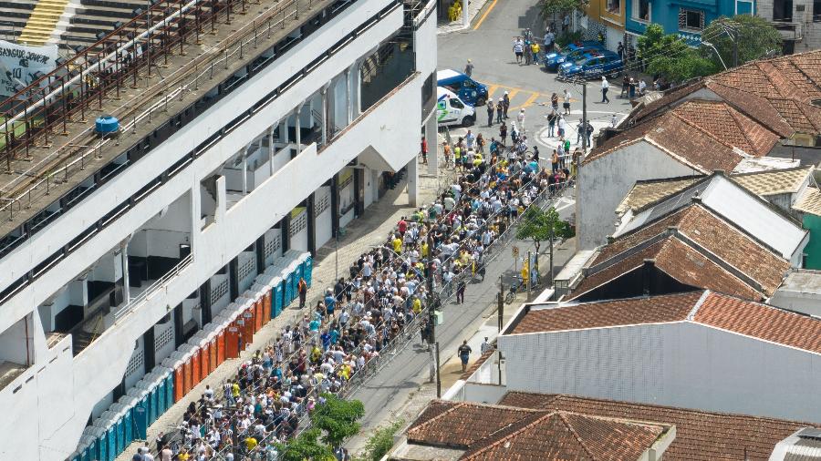 Fãs de Pelé fazem fila na Vila Belmiro para o velório do ídolo brasileiro - Entre Nuvens/UOL