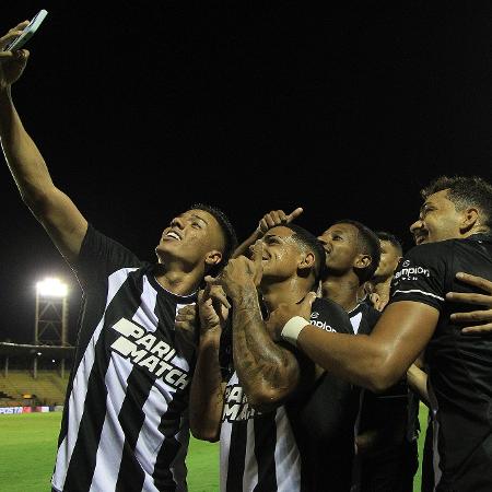 Jogadores do Botafogo comemoram gol com selfie, em jogo contra a Portuguesa-RJ - Vitor Silva/Botafogo