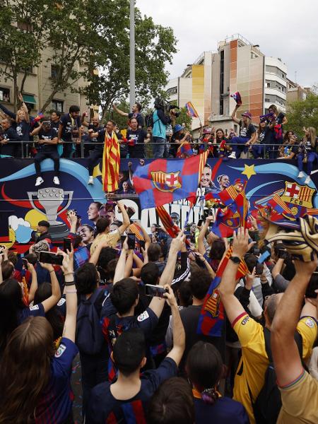 Torcedores do Barcelona em desfile celebrando títulos espanhóis dos times masculino e feminino. - ALBERT GEA/REUTERS