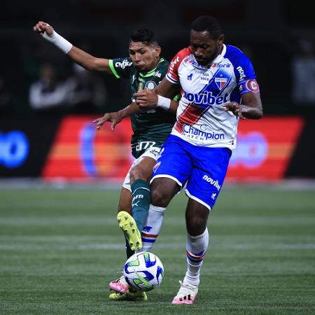 Rony e Tinga disputam a bola em Palmeiras x Fortaleza, duelo da Copa do Brasil - Ettore Chiereguini/AGIF