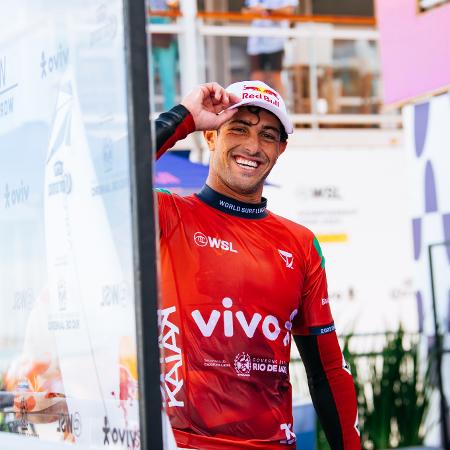 João Chianca sorridente após vencer sua primeira bateria na etapa de Saquarema do Mundial de surfe - Thiago Diz / WSL