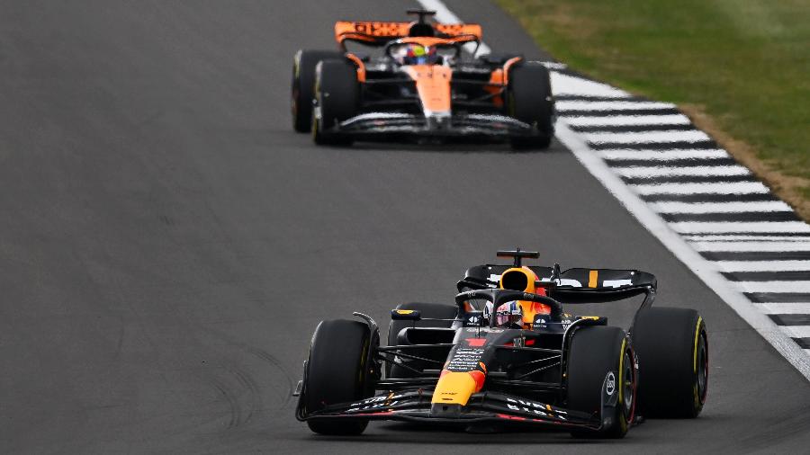 Max Verstappen à frente de Lando Norris no GP da Inglaterra - Dan Mullan/Getty Images