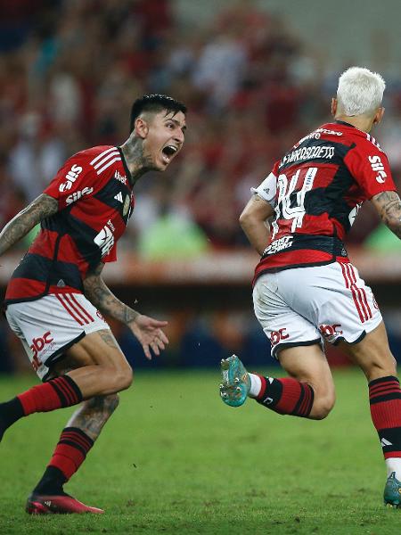 Arrascaeta celebra gol em Flamengo x Grêmio, jogo da Copa do Brasil