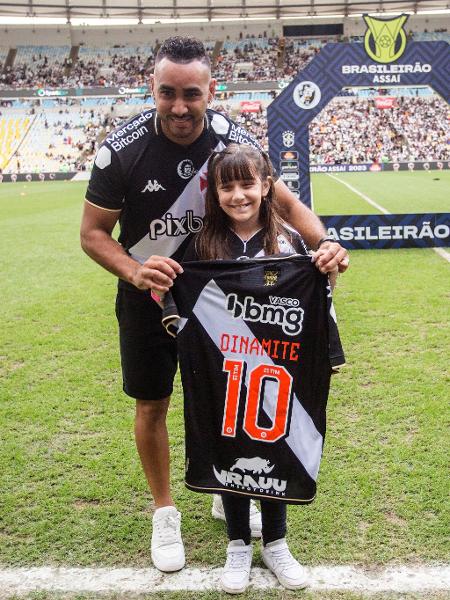 Payet recebe a camisa 10 do Vasco da neta de Roberto Dinamite, ídolo maior do clube