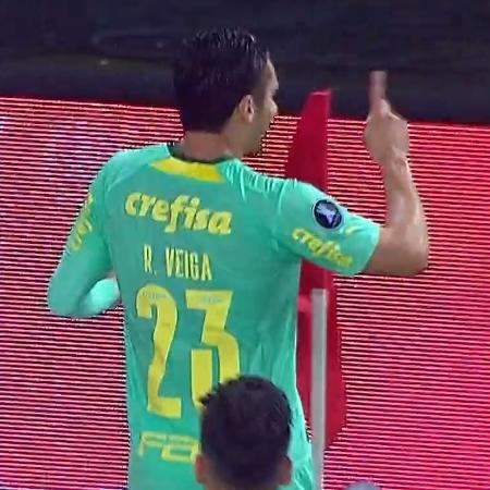 Sem chute: Raphael Veiga comemora gol do Palmeiras sobre o Deportivo Pereira 