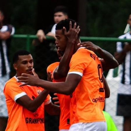 Carlinhos, do Nova Iguaçu, comemora após marcar contra o Botafogo, pelo Carioca Carlinhos, do Nova Iguaçu, comemora após marcar contra o Botafogo, pelo Carioca