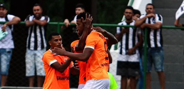 Jogador campeão do Corinthians mostra maestria no Carioca com gols incríveis.