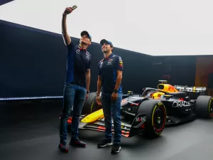 Red Bull vende um clima de união na equipe e apresenta carro com mudanças