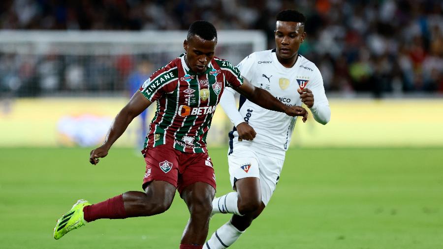Arias, do Fluminense, tenta sair da marcação de Zambrano, da LDU, em jogo da Recopa Sul-Americana
