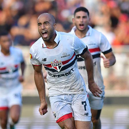 Lucas Moura comemora gol pelo São Paulo