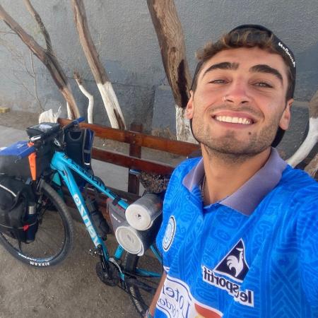 Tomas Pomazan, torcedor argentino do Belgrano, durante sua viagem de bicicleta pela América Latina - Reprodução/Instagram/tomipomazan