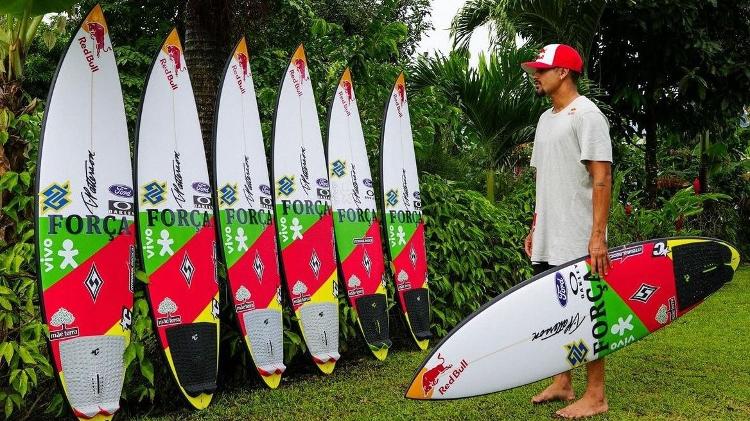 Italo Ferreira com suas pranchas pintadas com a bandeira do Rio Grande do Sul no Taiti