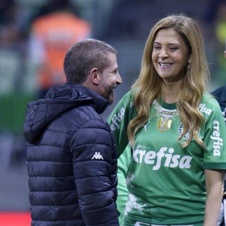 Leila, presidente do Palmeiras, e Pedrinho, presidente do Vasco, se cumprimentam antes de jogo pelo Brasileirão