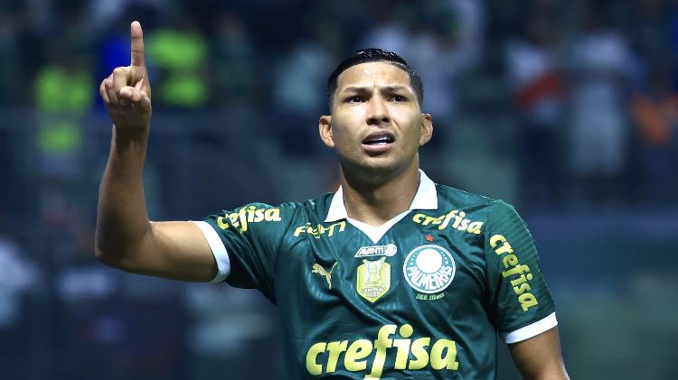 Rony celebra gol do Palmeiras sobre o Bragantino em jogo do Campeonato Brasileiro