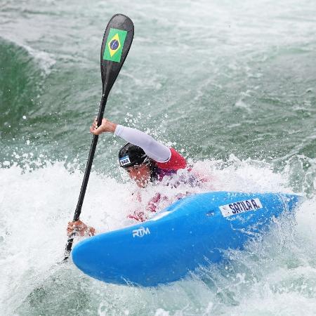 Ana Sátila, do Brasil, durante a prova de Caiaque Cross nas Olimpíadas de Paris