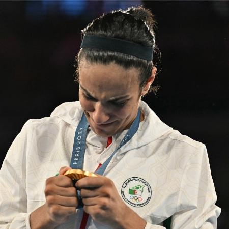 Imane Khelif chora com am medalha de ouro no boxe das Olimpíadas 2024