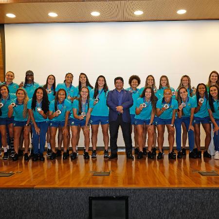 Seleção brasileira feminina é homenageada pela CBF, após conquista do prata em Paris