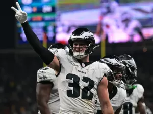 NFL: Eagles batem Packers em jogo frenético e escorregadio no Brasil